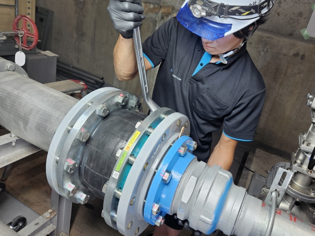 パイプサイレンサー取付中